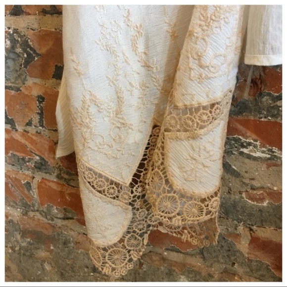 LAST ONE! Ivory Kimono with Lace Detail - Picture 5 of 5